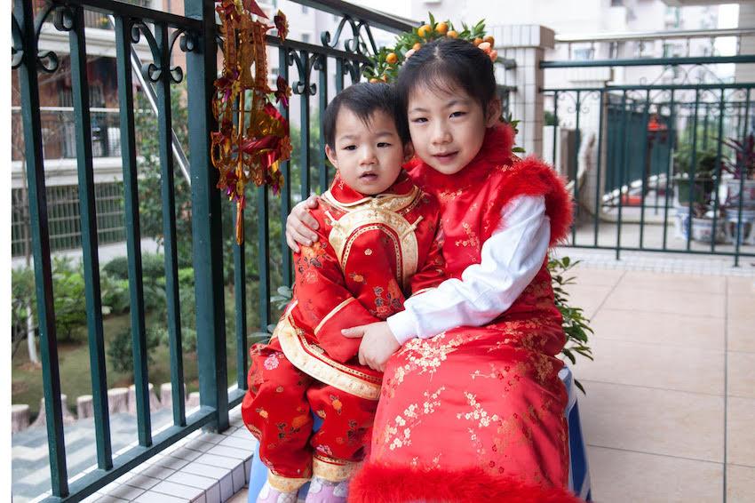 Joey Huang with her younger sister. 