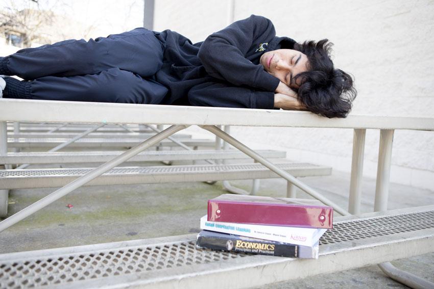 Scientist raises sleep awareness, students struggle to maintain rest pattern