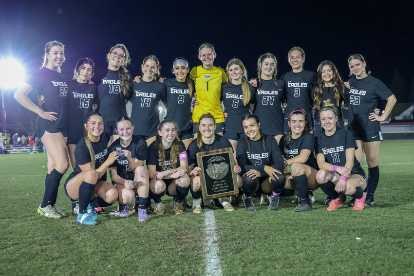 The team and coaches win the 2024-2025 CIF Central Valley Championships Plaque. 