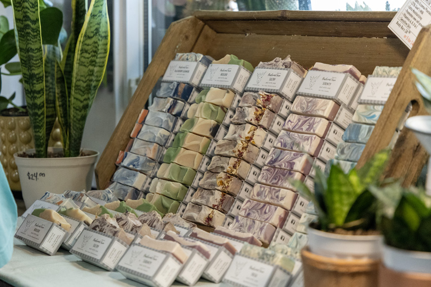 Goat milk soap provides deep hydration, gentle exfoliation and intense nourishment due to its high levels of lactic acid, vitamin A and fatty acids.